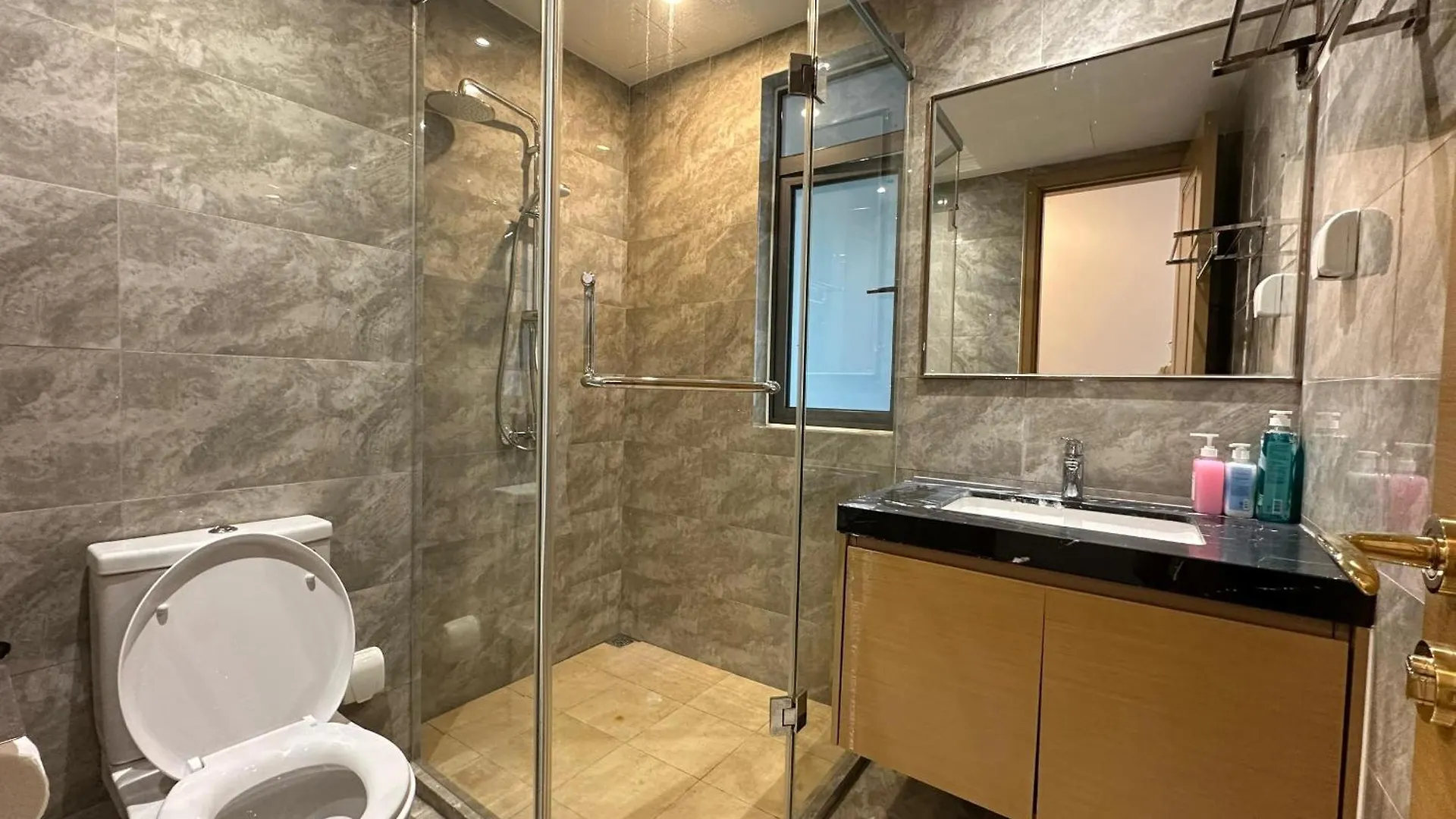 R&F 2 Bedroom 4 Pax High Floor Netflix Wifi Johor Bahru