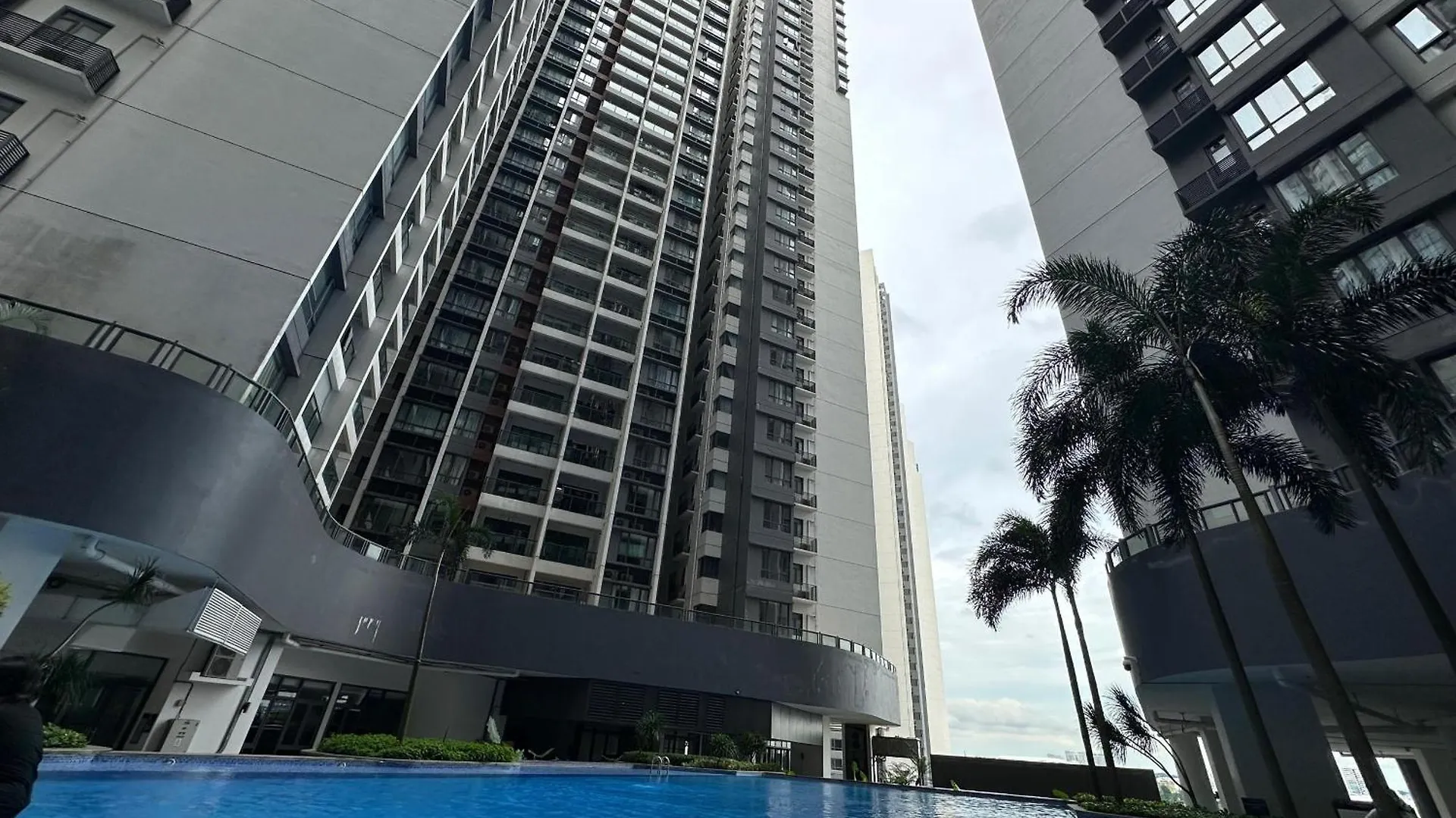 R&F 2 Bedroom 4 Pax High Floor Netflix Wifi Johor Bahru Malaysia