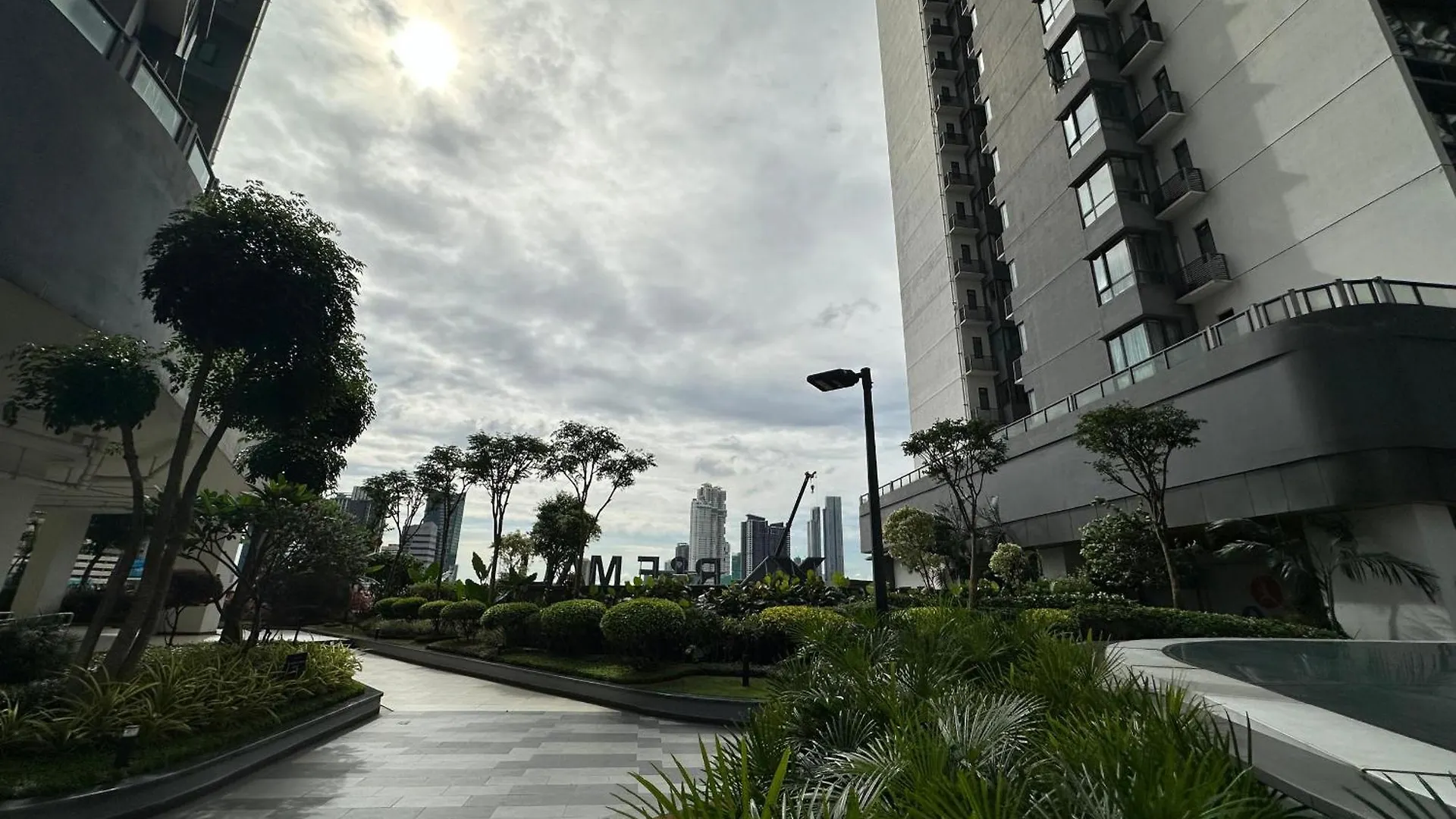 R&F 2 Bedroom 4 Pax High Floor Netflix Wifi Johor Bahru